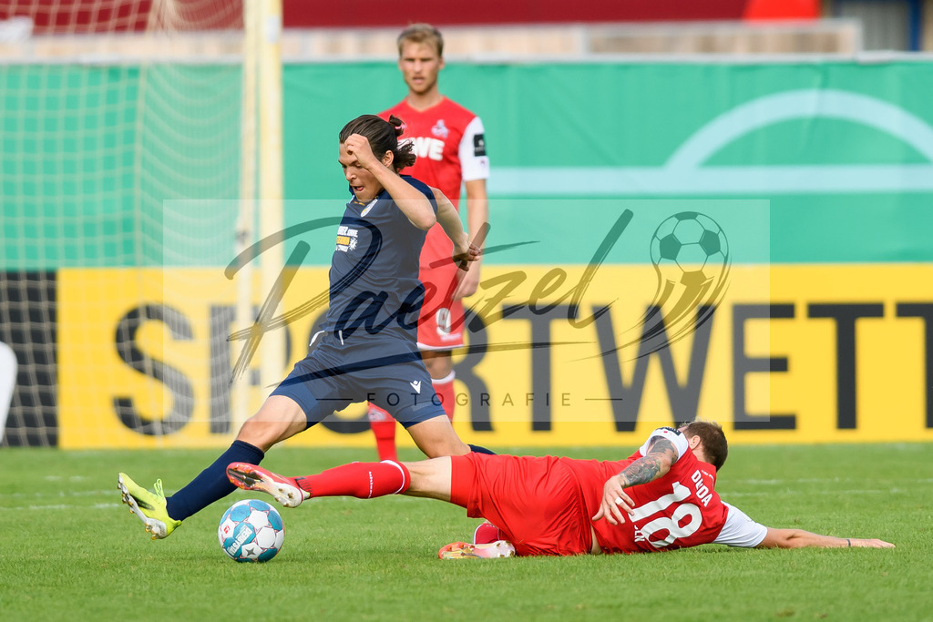 JENKOE20210808_306 | Fussball, Herren: Leon Buerger (FC Carl Zeiss Jena) und Ondrej Duda (1. FC Koeln) im Zweikampf beim Spiel der 1. Runde im DFB-Pokal zwischen FC Carl Zeiss Jena und 1. FC Koeln im Ernst-Abbe-Sportfeld am 08.08.2021 in Jena, Deutschland.DFB / DFL REGULATIONS PROHIBIT ANY USE OF PHOTOGRAPHS AS IMAGE SEQUENCES AND/OR QUASI-VIDEO. - Realisiert mit Pictrs.com