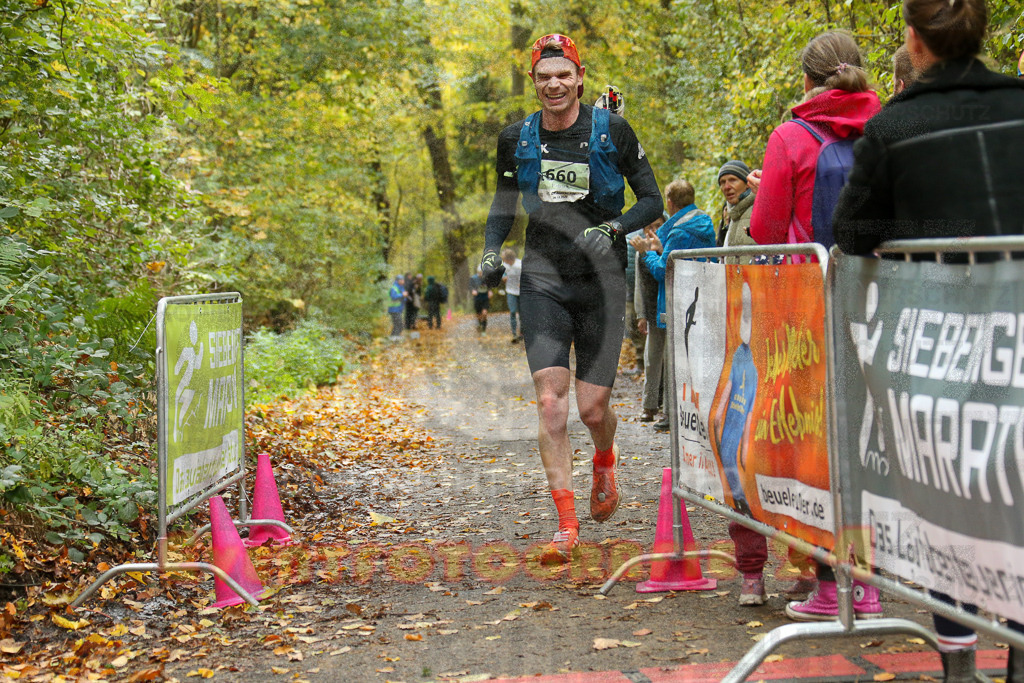 251026_1224_EX1_0304 | Sportfotografie im Rhein-Sieg Kreis, Köln, Bonn, NRW, Rheinland Pfalz, Hessen, etc. Unser Tätigkeitsfeld umfasst den Laufsport vom Volkslauf über den Marathon, Duathlon, Triathon bis zum Ultralauf wie Kölnpfad Ultra oder Schindertrail.