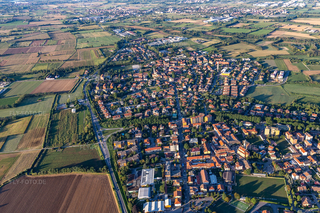 Luftbild: Ortsansicht in Trezzano Rosa im Bundesland Lombardei in Italien. Foto: IMG_134510.jpg vom 19.09.2022 durch Werner Riehm/FLY-FOTO.de