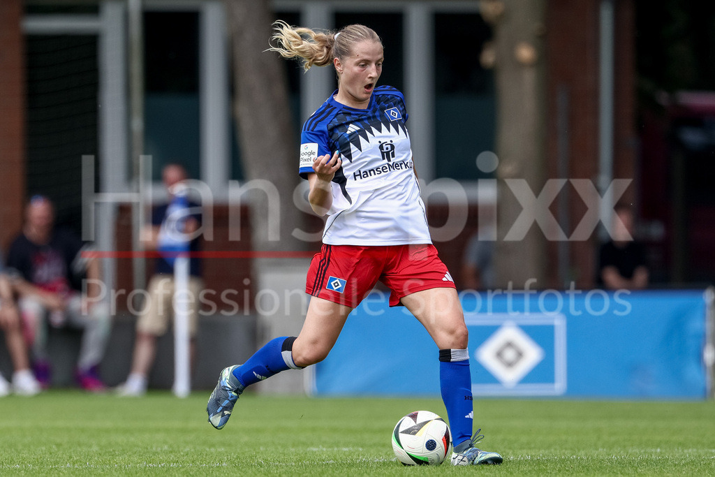 Fussball, Testspiel Frauen, Hamburger SV - Holstein Kiel | Nina Räcke (Hamburger SV, 39) am Ball, Freisteller, Einzelbild, Ganzkörper, Aktion, Action, Spielszene