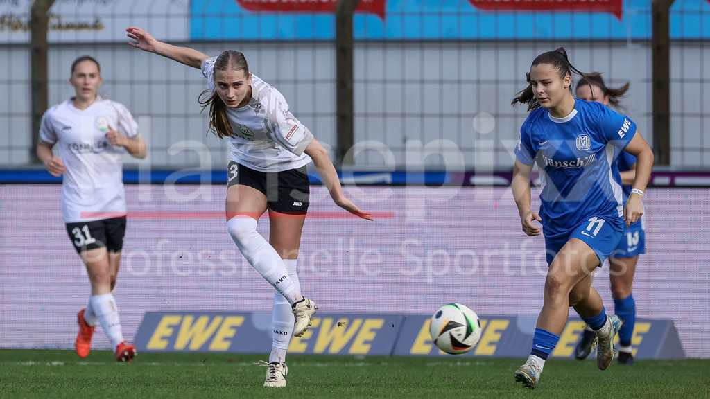 Fussball, 2. Frauen-Bundesliga, SV Meppen - FSV Gütersloh 2009 | v.li.: Merle Hokamp (FSV Gütersloh 2009, 13) und Sarah Preuß (Preuss, SV Meppen, 11) im Zweikampf, Duell, Dynamik, Aktion, Action, Spielszene, DIE DFB-RICHTLINIEN UNTERSAGEN JEGLICHE NUTZUNG VON FOTOS ALS SEQUENZBILDER UND/ODER VIDEOÄHNLICHE FOTOSTRECKEN. DFB REGULATIONS PROHIBIT ANY USE OF PHOTOGRAPHS AS IMAGE SEQUENCES AND/OR QUASI-VIDEO.