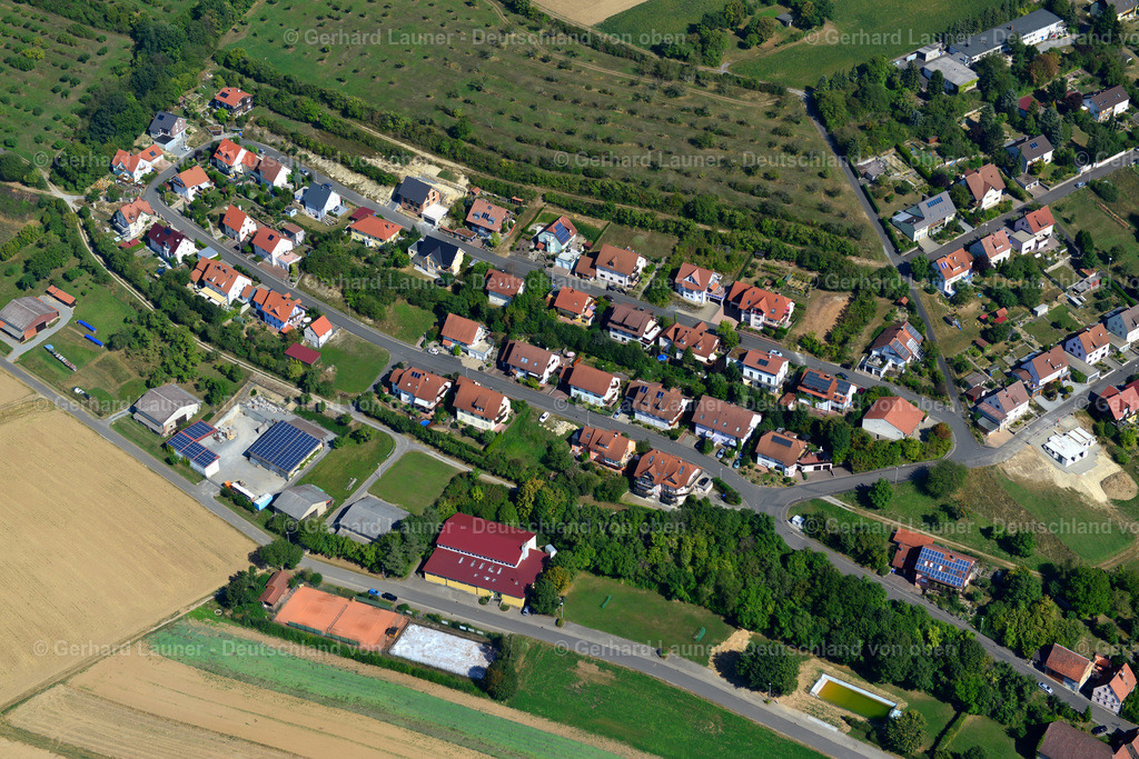 3650589 | UNTERALTERTHEIM 13.09.2016 Landwirtschaftliche Nutzflächen und Feldgrenzen  umsäumen das Siedlungsgebiet des Dorfes in Unteraltertheim im Bundesland Bayern, Deutschland // Agricultural land and field boundaries surround the settlement area of the village  in Unteraltertheim in the state Bavaria, Germany Foto: Gerhard Launer