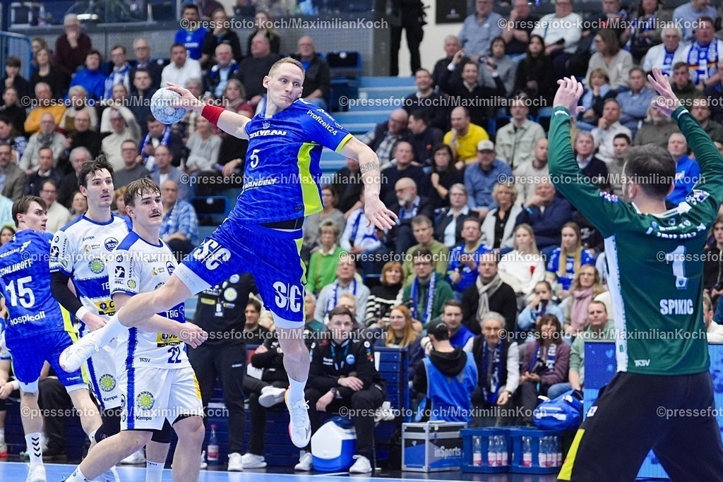 xYDRx19022601027 | 19.02.2026, xydrx, Handball, 1.HBL, VfL Gummersbach - ThSV Eisenach, Schwalbe-Arena: Tilen Kodrin (VfL Gummersbach #5) beim Wurf auf das Tor von Matija Spikic (ThSV Eisenach #1)   Photo: xYannisxDreimannxPressefotoKochx