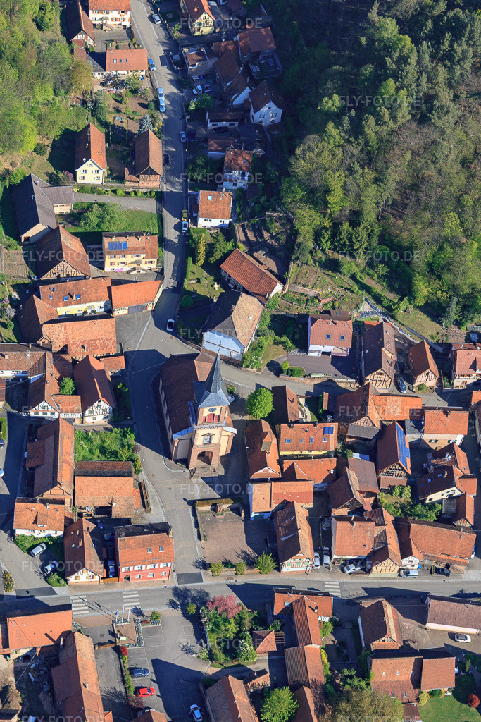 Luftbild: Église Protestante d'Offwiller in Offwiller im Bundesland Bas-Rhin in Frankreich. – Foto: IMG_099467.jpg vom 30.04.2017 durch Werner Riehm/FLY-FOTO.de – Auflösung des Originals: 3279 x 4918 px
