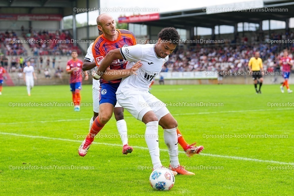xYDR20072501034 | 20.07.2025, xydrx, Fußball, Rot Weiss Ahlen - FC Schalke 04, Testspiel, Wersestadion: Mika Karim Khadr (FC Schalke 04 #45) im Zweikampf gegen Mattias Hanchard (Rot Weiss Ahlen #4)