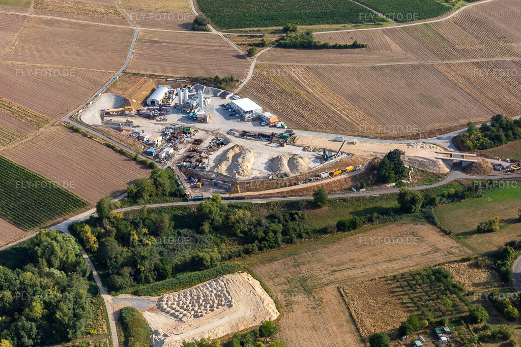 Luftbild: Baustelle des Tunnelportals Ost für den Astrid-Tunnel zur Unterquerung und Ortsumgehung von Bad Bergzabern zwischen B38 (Weinstraße) und B427 (Kurtalstraße) in Dörrenbach im Bundesland Rheinland-Pfalz in Deutschland.Foto: IMG_134258.jpg vom 29.08.2022 durch Werner Riehm/FLY-FOTO.deBemo: - BEMO Tunnelling GmbHLandesbetrieb Mobilität Rheinland-PfalzStadt Bad BergzabernHerrenknecht AG - Pioneering Underground Together