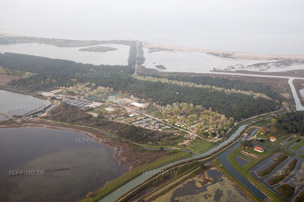 Vue aérienne: Comacchio, Lido di Spina à Lido di Spina dans le département Émilie-Romagne, Italie – .Photo: IMG_087384.jpg prise le 05/04/2016 par Werner Riehm/FLY-FOTO.eu – Résolution de l'original: 5472 x 3648 px
