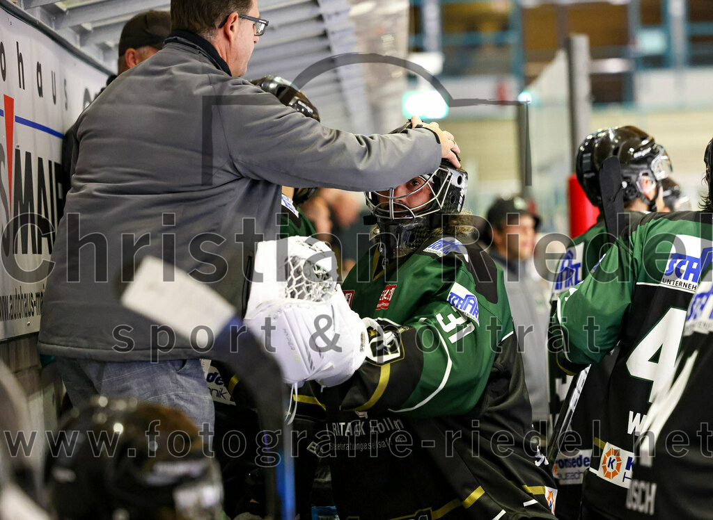 2022-09-23_065_TSV_Erding_gegen_EV_Fuessen | Erding, Deutschland, 23.09.2022:
Eishockey, Bayernliga 2022 / 2023, Testspiel, TSV Erding gegen EV Füssen, Endergebnis: 1:3

Trainer Andreas Becher (Erding Gladiators), Torwart Christoph Schedlbauer (Erding Gladiators, #31)

Foto: Christian Riedel / fotografie-riedel.net