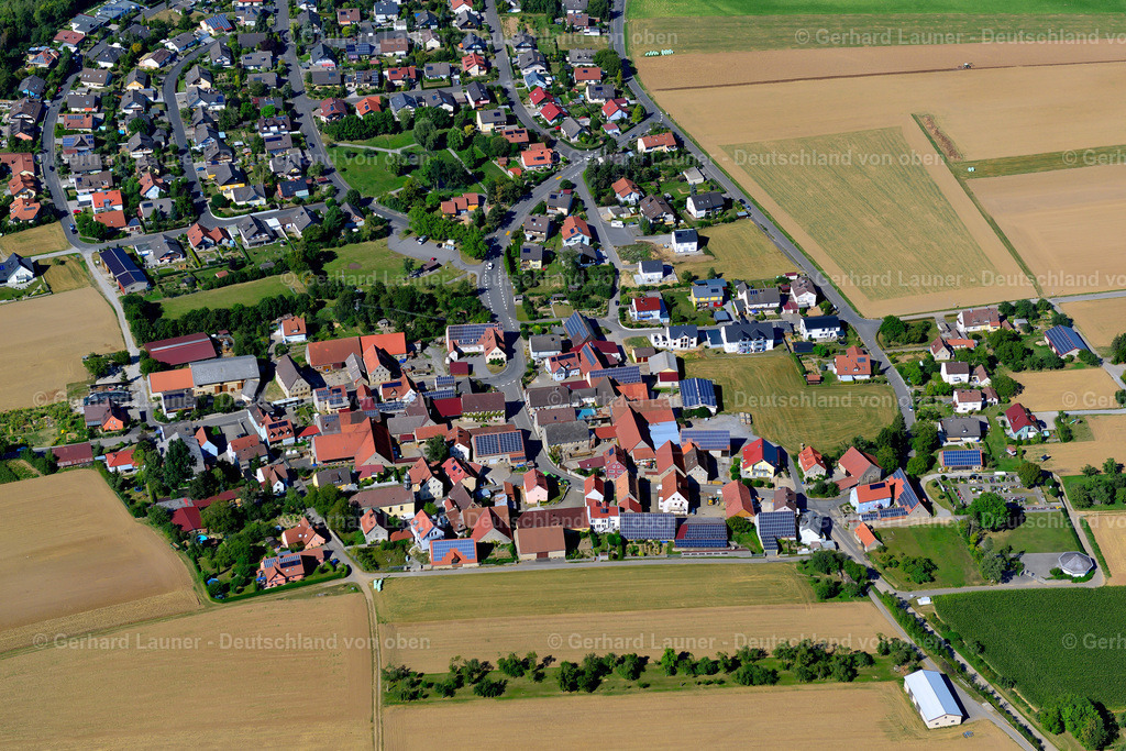 3650381 | HOHESTADT 31.08.2016 Wohngebiet einer Einfamilienhaus- Siedlung am Rande von landwirtschaftlichen Feldern in Hohestadt im Bundesland Bayern, Deutschland // Single-family residential area of settlement on the edge of agricultural fields in Hohestadt in the state Bavaria, Germany Foto: Gerhard Launer