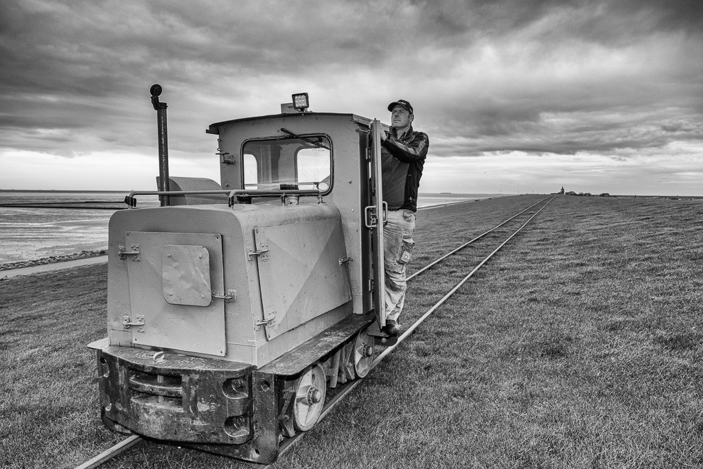 Lorenbahn des LKN.SH © Holger Rüdel | Der Online-Shop von Holger Rüdel. Ausgewählte Fotografien als FineArt-Prints bestellen: Bildreportagen, Landschaften, Wildlife, History, Infrarot-Motive in Schwarzweiß und Verschiedenes.  - Realisiert mit Pictrs.com