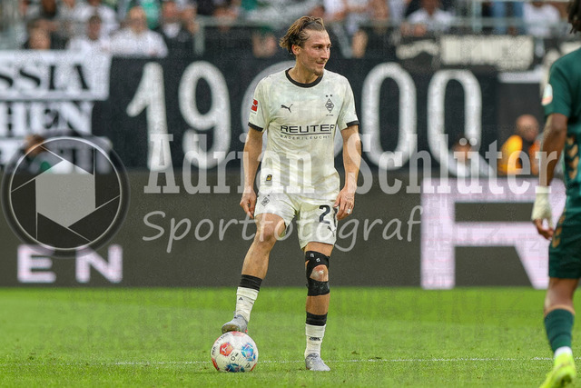 Borussia Mönchengladbach vs SV Werder Bremen - Bundesliga  | Mönchengladbach, Deutschland, 14.09.25:   Rocco Reitz (Borussia Mönchengladbach) in Aktion am Ball, Einzelaktion waehrend des Spiels der Bundesliga zwischen Borussia Mönchengladbach vs SV Werder Bremen im Stadion im Borussia Park(Foto von Brauer-Fotoagentur / Adrian Schlueter)