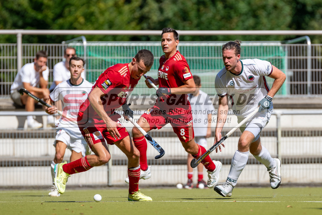 HK_20240907_105418 | 1. Bundesliga Herren RW Köln - Crefelder HTC am 7.9.2024 RW Köln, Köln , Forian Adrians ( Rot-Weiss Köln #8 ) , Kossol Timo ( Crefelder HTC #3 )