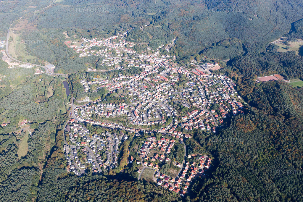 Luftbild: Dorfansicht in Lemberg im Bundesland Rheinland-Pfalz in Deutschland. Foto: IMG_095200.jpg vom 16.10.2016 durch Werner Riehm/FLY-FOTO.de