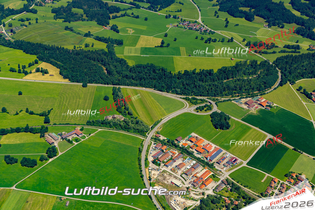 Aktuelles Luftbild von Gewerbegebiet Bichl - Die Luftaufnahme wurde 2022 mittels UL-Flugzeug erstellt ( keine Drohne ) - hochauflösende Kamera-Systeme von  Canon -Beste Qualität - Für grossformatige Ausdrucke geeignet. Die Geschenkidee !