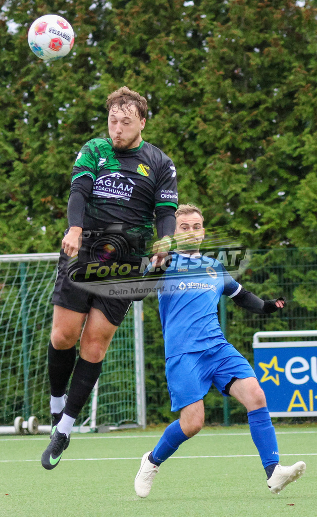 SC Enger - TuS Hücker-Aschen | Auf dem Bild zu sehen: schwarz SC Enger: Noel Greinert ; blau TuS Hücker-Aschen: Fabian Böddicker SC Enger, TuS Hücker-Aschen, Saison 26/27, Kreisliga A, Enger, Deutschland - Realisiert mit Pictrs.com