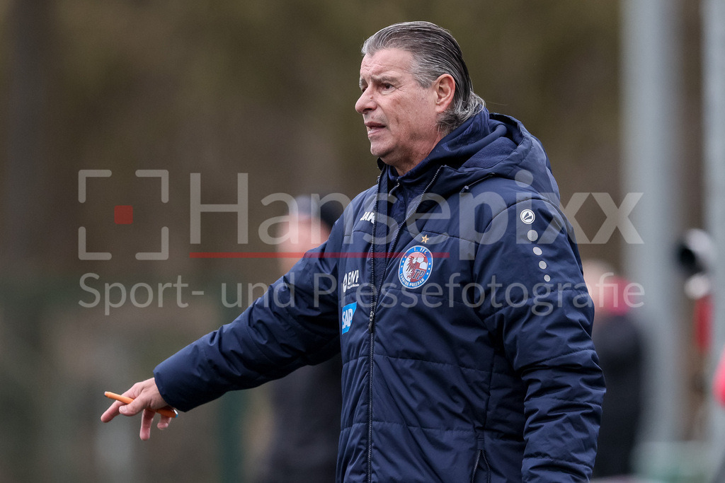 Fussball, Testspiel Frauen, Hamburger SV - 1. FFC Turbine Potsdam | v.li.: Kurt Russ (Trainer, 1. FFC Turbine Potsdam) gibt Anweisungen, gestikuliert, mit den Armen gestikulieren, Portrait, Nahaufnahme, Einzelfoto, Einzelbild