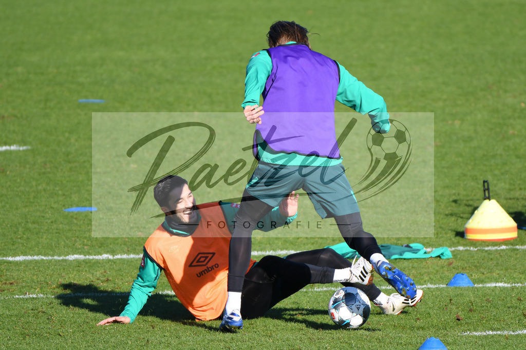 20200205_TRASVW_0053 | Fußball, Herren: Nuri Sahin (SV Werder Bremen) und Michael Lang (SV Werder Bremen) im Zweikampf waehrend der Trainingseinheit des SV Werder Bremen im Wohninvest Weserstadion am 05.02.2020 in Bremen, Deutschland. - Realisiert mit Pictrs.com