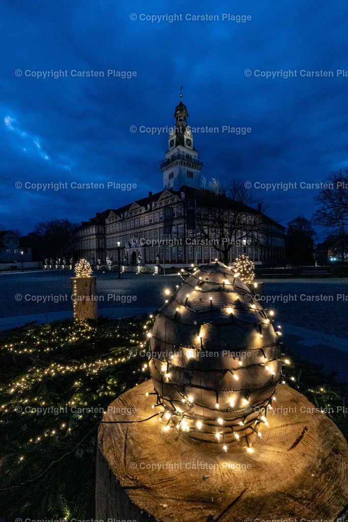 Weihnachten am Schlossplatz in Wolfenbüttel | 2021, 2022, , Beleuchtung, CP55, Carsten Plagge, Januar, Kerzen, Schloß,  Winter, Wolfenbüttel, blaue Stunde,  - Realisiert mit Pictrs.com