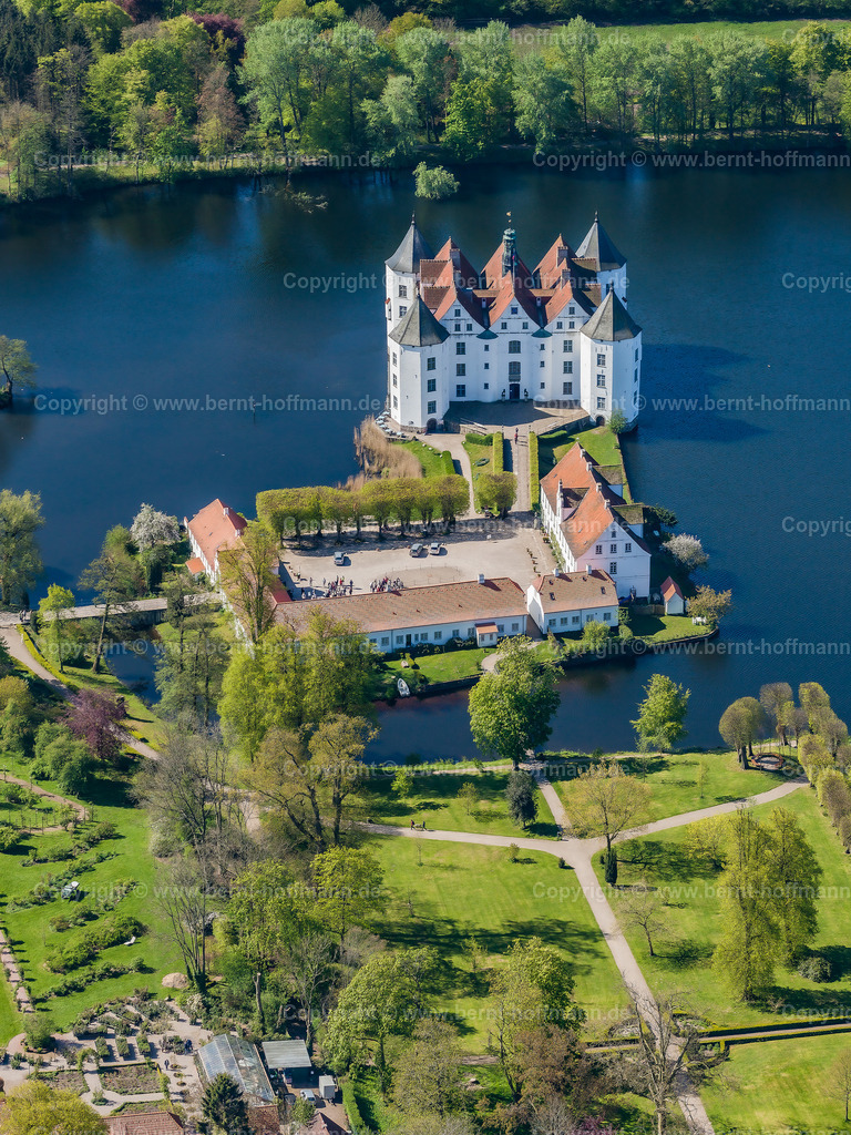 PLB_4969modsrf_Schloss-Glbg_45x60 | Luftbild, Schloss Glücksburg auf der Schlossinsel - mit dem Schlosshof. - Realisiert mit Pictrs.com