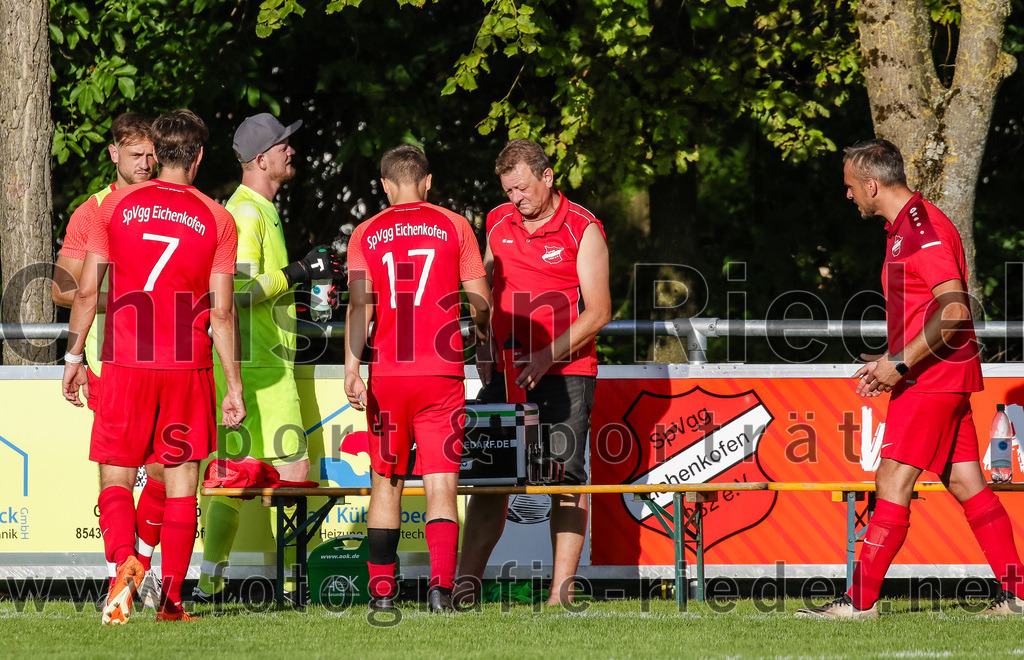 2023-08-18_080_SpVgg_Eichenkofen_gegen_FC_Langenpreising | Erding, Deutschland, 18.08.2023:
Fußball, A-Klasse 2023 / 2024, 3. Spieltag, SpVgg Eichenkofen gegen FC Langenpreising, Endergebnis: 0:2

Jonas Ippisch (SpVgg Eichenkofen, #7), Torwart Dennis Just (SpVgg Eichenkofen, #1), Julian Niedermair (SpVgg Eichenkofen, #17)

Foto: Christian Riedel / fotografie-riedel.net