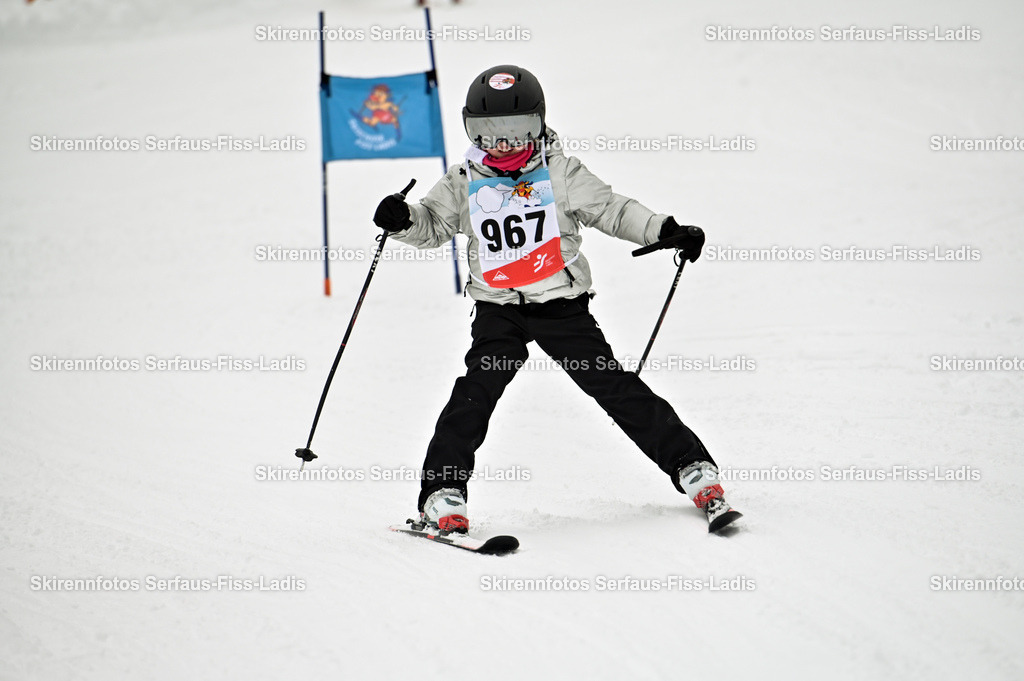 SRF_20.02.2026_1065 | Skirennfotos,Serfaus,Fiss,Ladis,Kinderskirennen,Winter,Tirol,Oberland,skirace,SFL,feelfree,weil wir's genießen,ski,Ski,skifahren,Sonnenplateau, - Realisiert mit Pictrs.com