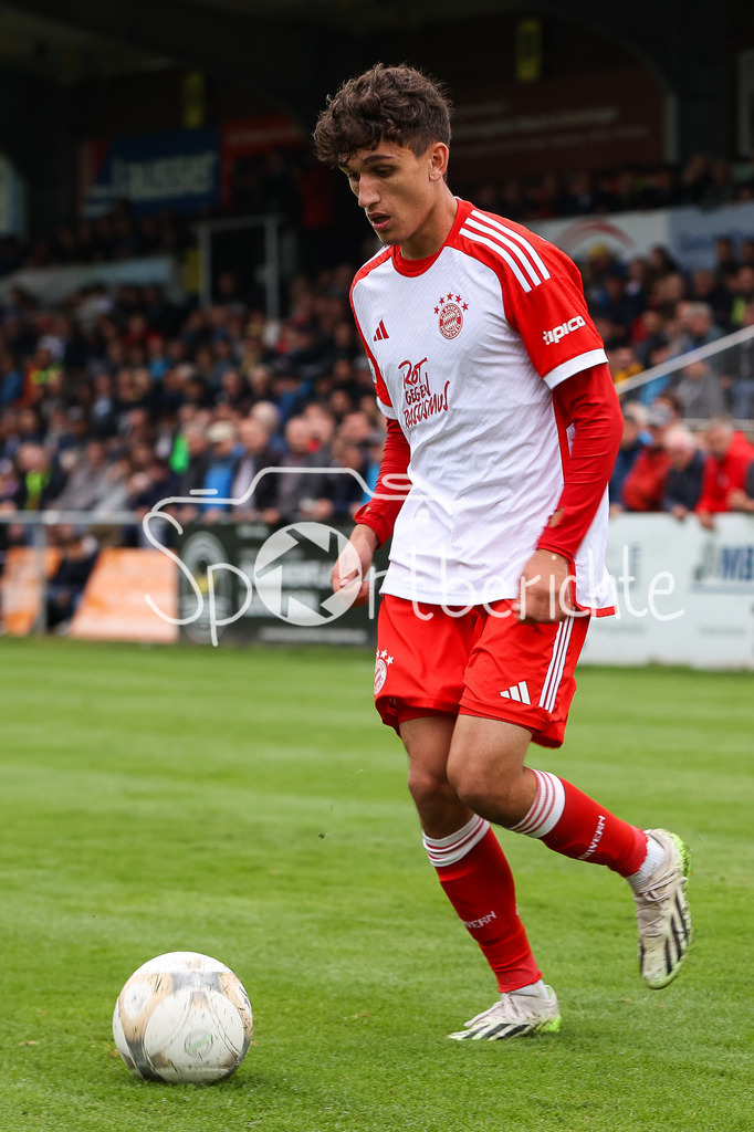 DJK Vilzing - FC Bayern Amateure | Younes AITAMER (FCB #17) am Ball / Freisteller / Einzelfoto