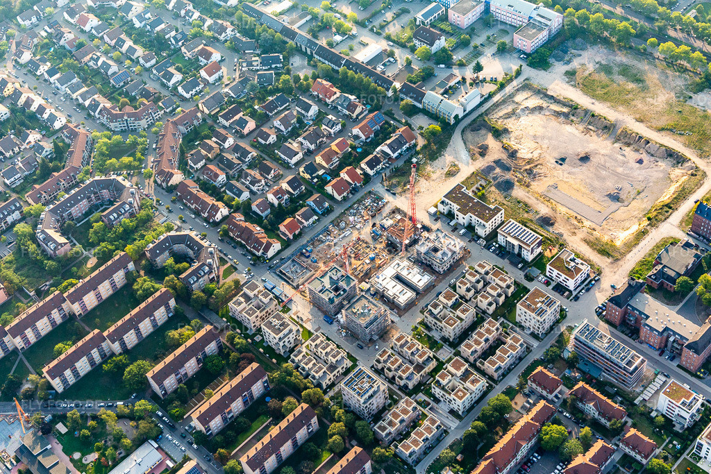 Luftbild: Wohngebiets-Baustelle für Mehrfamilienhäuser-Neubau HOMERUN TURLEY auf dem Geländer der ehemaligen US-Kaserne im Ortsteil Neckarstadt-Ost in Mannheim im Bundesland Baden-Württemberg in Deutschland. Foto: IMG_116987.jpg vom 25.08.2019 durch Werner Riehm/FLY-FOTO.de