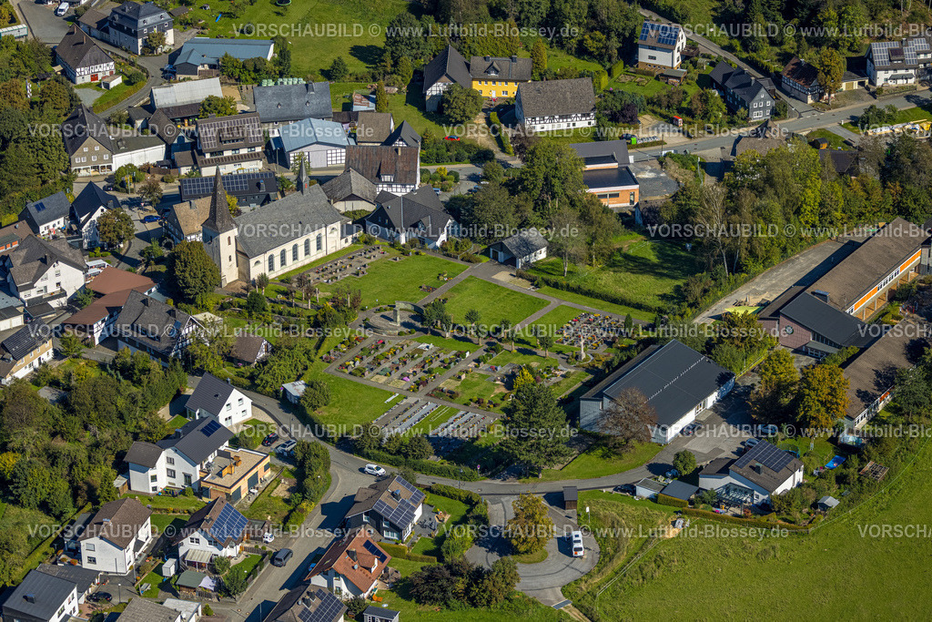 Lennestadt230909801Oedingen | Luftbild, Kirche St. Burchard mit Friedhof, St. Burchardus Grundschule, Oedingen, Lennestadt, Sauerland, Nordrhein-Westfalen, Deutschland