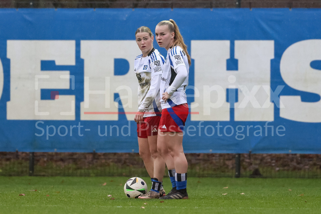 Fussball, 2. Frauen-Bundesliga, Hamburger SV - SV Meppen | v.li.: Amelie Woelki (Hamburger SV, 27) und Svea Stoldt (Hamburger SV, 8) stehen zum Freistoß bereit, DIE DFB-RICHTLINIEN UNTERSAGEN JEGLICHE NUTZUNG VON FOTOS ALS SEQUENZBILDER UND/ODER VIDEOÄHNLICHE FOTOSTRECKEN. DFB REGULATIONS PROHIBIT ANY USE OF PHOTOGRAPHS AS IMAGE SEQUENCES AND/OR QUASI-VIDEO.
