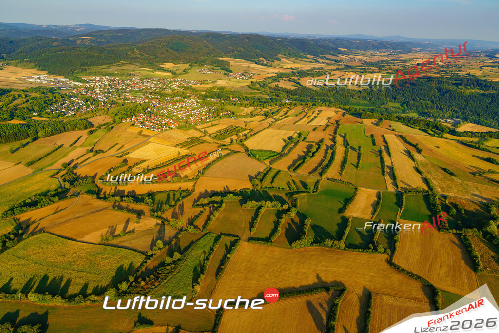 Die Luftbildaufnahme Kreuzberg - Marktrodach wurde 2018 mittels Flugzeug (keine Drohne) erstellt. Perfekte Schärfe und Druck- Auflösung- Garantiert!