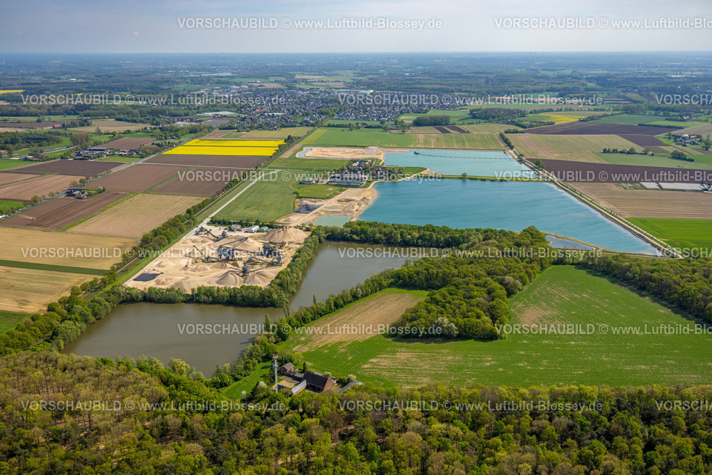 Weeze240402706 | Luftbild, Knappheide Südsee und Knappheide Nordsee Badeseen, Sandgrube Knappheide und Teunesen Sand und Kies GmbH Kieswerk, hinten der Ort und Wohngebiet Weeze mit Fernsicht,  Weeze, Niederrhein, Nordrhein-Westfalen, Deutschland