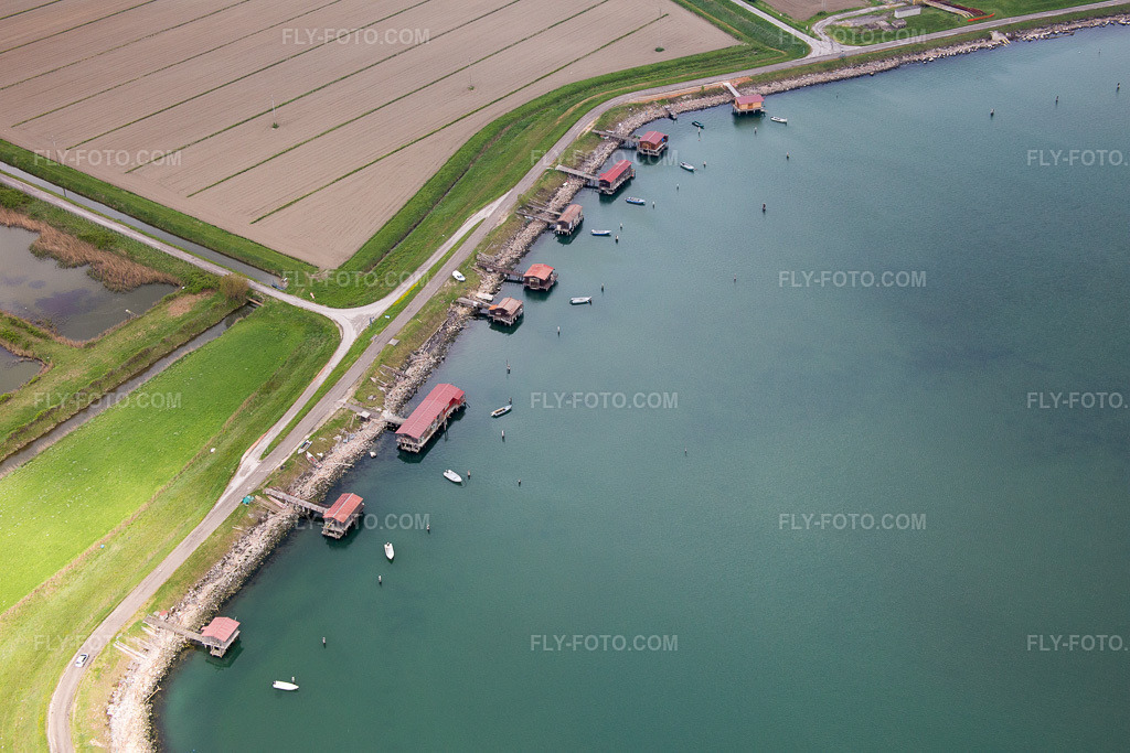 Aerial view: View of the town in Porto Tolle in the state Rovigo, Italy. – Photo: IMG_087655.jpg taken on 04/09/2016 by Werner Riehm/FLY-FOTO.com – Resolution of the original: 5472 x 3648 px