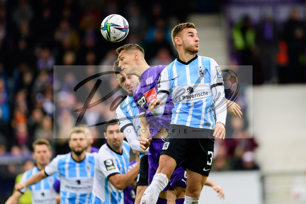 OSNTSV20211106_088 | Fussball, Herren: Marcel Baer (TSV 1860 Muenchen), Sven Koehler (VfL Osnabrueck) und Niklas Lang (TSV 1860 Muenchen) im Zweikampf bei dem Spiel der 3. Liga zwischen VfL Osnabrueck und TSV 1860 Muenchen im Stadion an der Bremer Bruecke am 06.11.2021 in Osnanbrueck, Deutschland.DFB / DFL REGULATIONS PROHIBIT ANY USE OF PHOTOGRAPHS AS IMAGE SEQUENCES AND/OR QUASI-VIDEO. - Realisiert mit Pictrs.com
