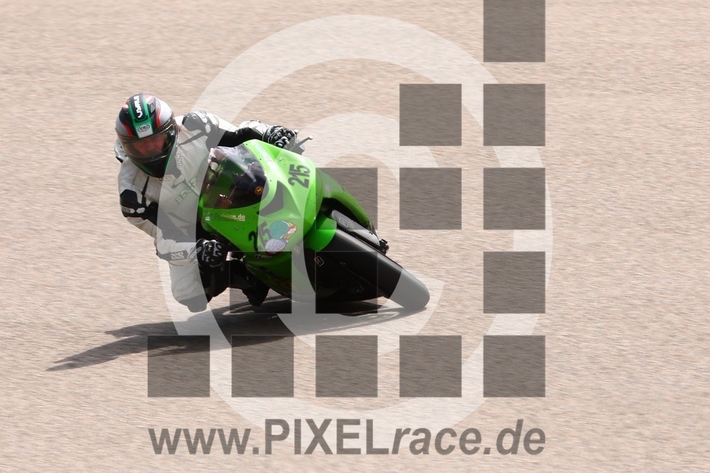 0215-20250526_01389 | Schöne Erinnerungen an spannende Momente - das festzuhalten ist unser Job. PIXELrace.de ist seit 2003 auf den Rennstrecken Europas unterwegs um die Action draußen beim Fahren und die wunderbare Stimmung imm Fahrerlager für euch einzufangen.