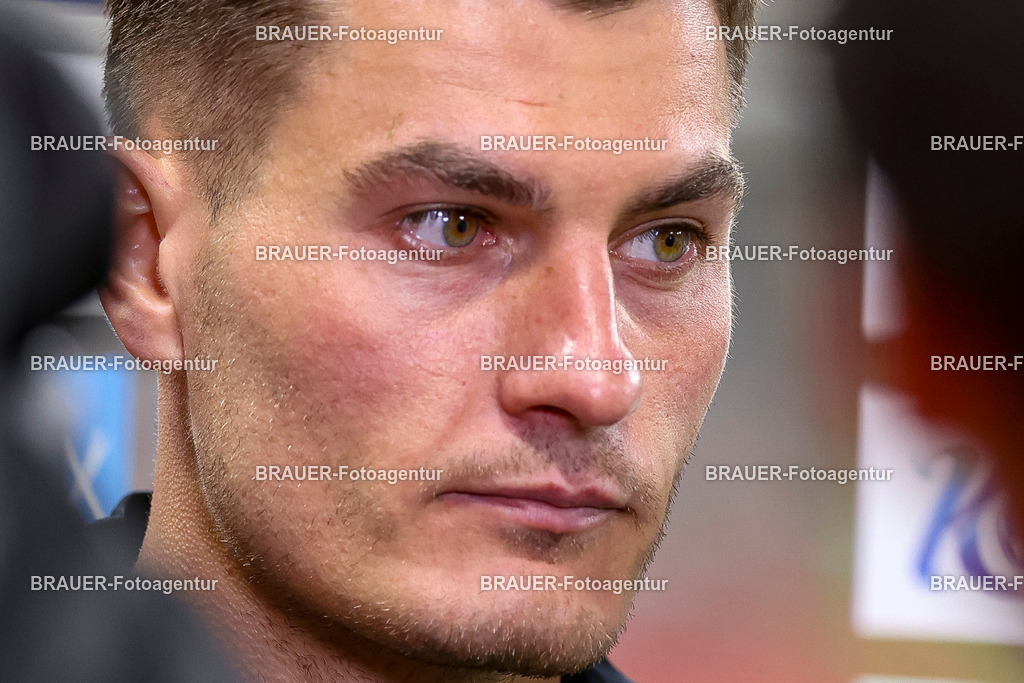 Bayer 04 Leverkusen vs Eintracht Frankfurt - Bundesliga  | Leverkusen, Deutschland, 12.09.25:   Patrick Schick (Bayer 04 Leverkusen) schaut waehrend des Spiels der Bundesliga zwischen  Bayer 04 Leverkusen vs Eintracht Frankfurt in der BayArena(Foto von Brauer-Fotoagentur / Adrian Schlueter)