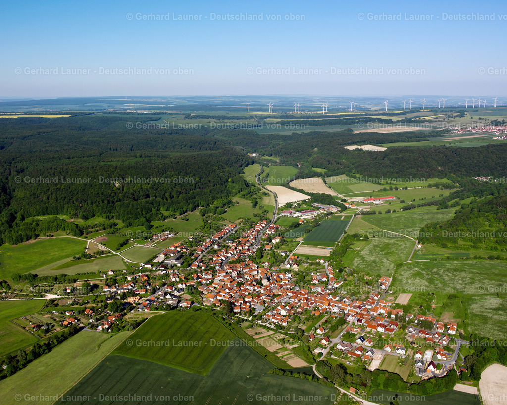 2634634 | GROßBARTLOFF 09.06.2006 Stadtansicht vom Stadtrand angrenzend an landwirtschaftliche Feldern  in Großbartloff im Bundesland Thüringen, Deutschland // City view from the outskirts with adjacent agricultural fields  in Großbartloff in the state Thuringia, Germany Foto: Gerhard Launer