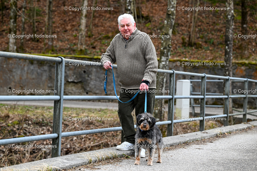 Gruenau_ Max Brick und Django_ 28.02.2024-1 | 28.02.2024, Gruenau im Almtal, AUT, Max Brick, im Bild Max Brick und sein Hund Django (Jagdterrier)