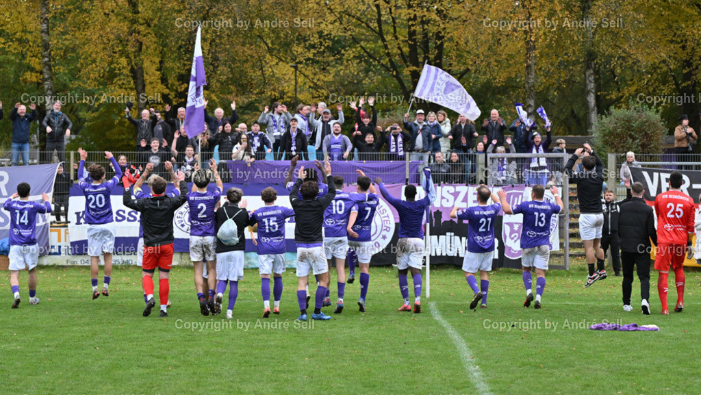 VfR Neumünster vs PSV Neumünster | Jubel beim VfR über den Derbysieg - Fußball-Oberliga Männer 2024/2025 / VfR Neumünster vs PSV Neumünster / VfR-Stadion / Neumünster / 20.10.24 - Realisiert mit Pictrs.com