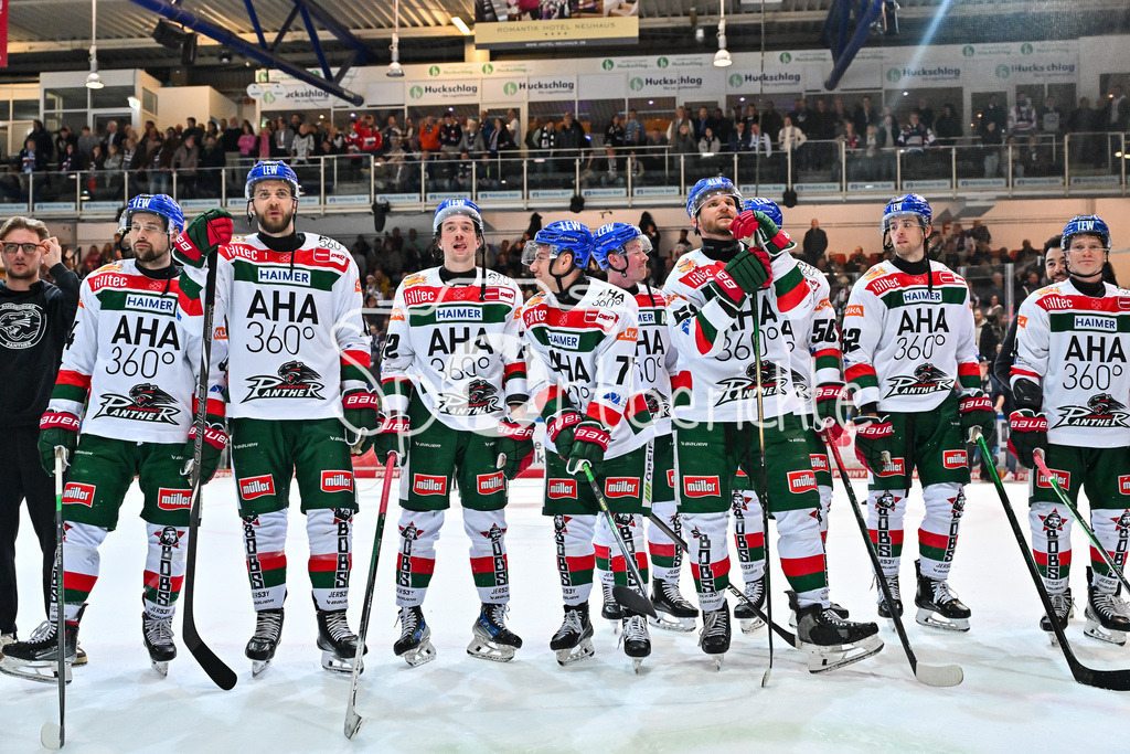 Iserlohn Roosters - Augsburger Panther | Die Spieler der Panther feiern zusammen mit den Fans den Klassenerhalt in Iserlohn / Freude / Happy / Abstieg / Absteiger / DEL: Iserlohn Roosters - Augsburger Panther, Eissporthalle Iserlohn am 07.03.2025