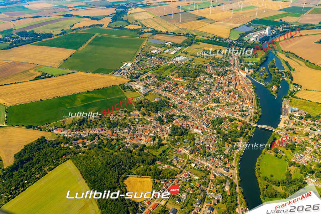 Luftbild der Stadt Alsleben - Die Luftaufnahme wurde 2025 vom UL-Flugzeug heraus erstellt ( keine Drohne ) - Hochauflösende Luftaufnahme - für professionelle Ausdrucke geeignet. Die Geschenkidee !Hier alle&nbsp;Infos zur Lizenzierung der LuftaufnahmeWir fliegen auch dieses Jahr wieder in Ihre Region um Luftbilder zu erstellen.- Luftbild anfragen