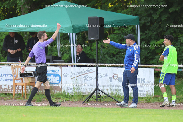 Fußball I Junioren I Kreispokal Lübeck I Finale I JSG Concordia Lübeck - TSV Siems I 09.06.2025.213 | Lukas Klingelhöfer (Schiedsrichter) gibt Ahmet Hidir (Trainer, JSG Concordia Lübeck) die gelbe Karte. - Realisiert mit Pictrs.com