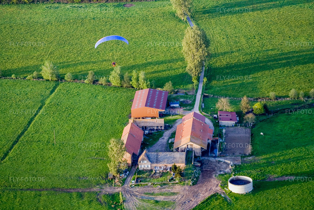 Luftbild: EARL Ferme Murbruch mit Paragleiter in Mertzwiller im Bundesland Bas-Rhin in Frankreich. – Foto: IMG_10707.jpg vom 04.05.2008 durch Werner Riehm/FLY-FOTO.de – Auflösung des Originals: 3456 x 2304 px