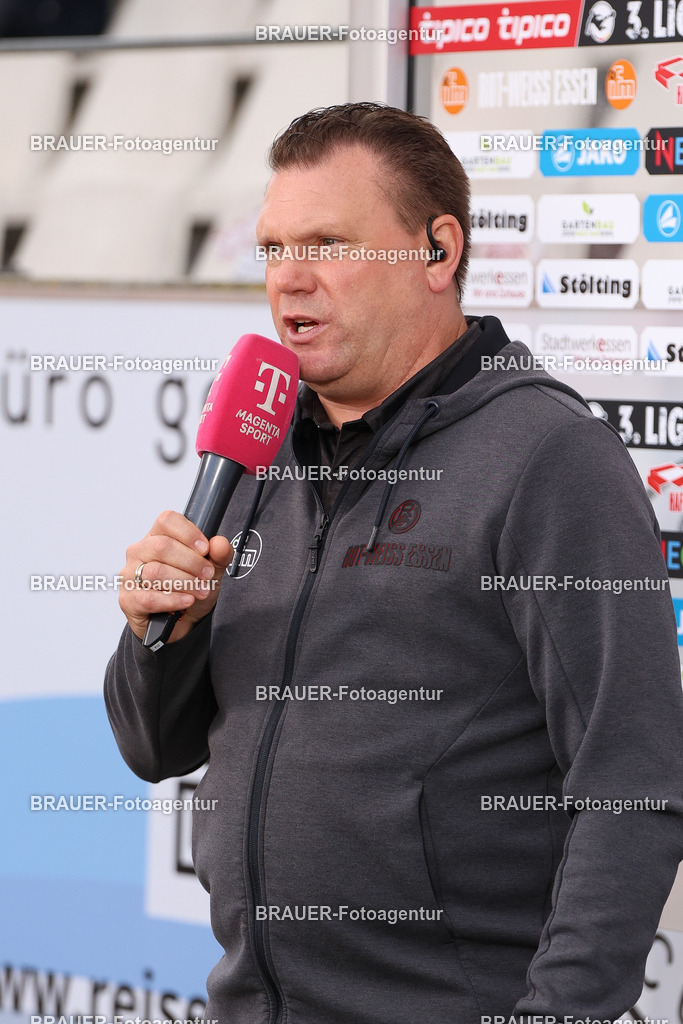 Rot-Weiss Essen - Viktoria Köln - 3.Liga | Essen, Deutschland, 18.10.2025 Uwe Koschinat (Rot-Weiss Essen) gibt ein Interview  während des 3.Liga Spiels zwischen Rot-Weiss Essen- Viktoria Köln im Stadion an der Hafenstraße am 01.08.2025 in Essen. (Foto von Timo Bluhmki-Schmidt/ Brauer Fotoagentur