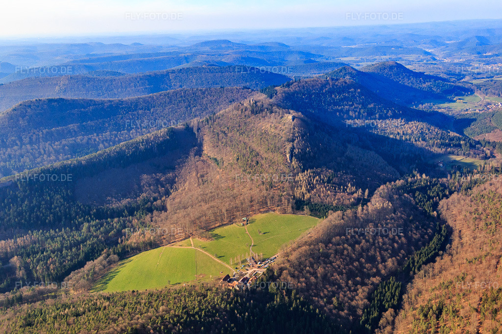 Luftbild: Gimbelhof in Lembach im Bundesland Bas-Rhin in Frankreich. – Foto: IMG_086693.jpg vom 26.03.2016 durch Werner Riehm/FLY-FOTO.de – Auflösung des Originals: 5472 x 3648 px