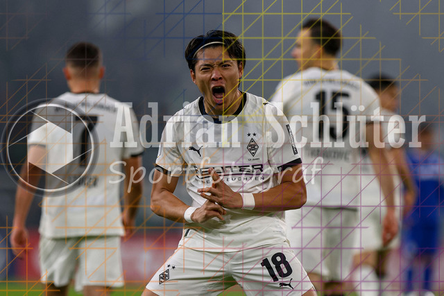 Borussia Mönchengladbach vs Karlsruher SC - DFB-Pokal 2. Runde | Mönchengladbach, Deutschland, 28.10.25:   Shuto Machino (Borussia Mönchengladbach) Torjubel, jubelt nach seinem Treffer zum 1:0 waehrend des Spiels der DFB-Pokal 2. Runde zwischen Borussia Mönchengladbach vs Karlsruher SC im Stadion im Borussia Park(Foto von Brauer-Fotoagentur / Adrian Schlueter)