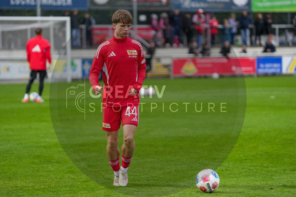 Fußball, Herren, Saison 2025/2026, Testspiel, Freundschaftsspiel, FSV 63 Luckenwalde vs. 1.FC Union Berlin, Mittwoch 08.10.2025, Werner-Seelenbinder-Stadion Luckenwalde, | Fußball, Herren, Saison 2025/2026, Testspiel, Freundschaftsspiel, FSV 63 Luckenwalde vs. 1.FC Union Berlin, Mittwoch 08.10.2025, Werner-Seelenbinder-Stadion Luckenwalde, Im Bild: Tim Blaszczak (Union) - Realisiert mit Pictrs.com