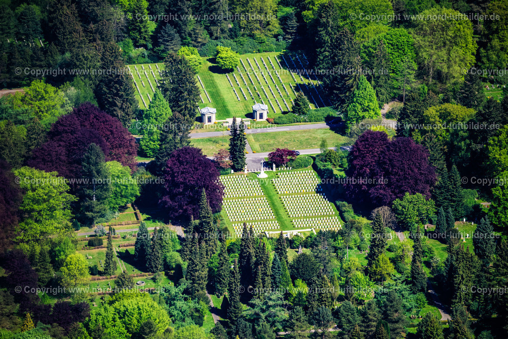 Hamburg_Ohlsdorf_Friedhof_Militär_Friedhof_Cwgc_Hamburg_War_Cemetery_ELS_3067010525 | HAMBURG 27.04.2025 Grabreihen auf dem Gelände des Friedhofes "Friedhof Ohlsdorf" in den Parkanlagen an der Fuhlsbüttler Straße in Hamburg, Deutschland. Weiterführende Informationen bei: Hamburger Friedhöfe. // Grave rows on the grounds of the cemetery "Friedhof Ohlsdorf" in the park on Fuhlsbuettler Strasse in Hamburg, Germany. Further information at: Hamburger Friedhoefe. Foto: Martin Elsen