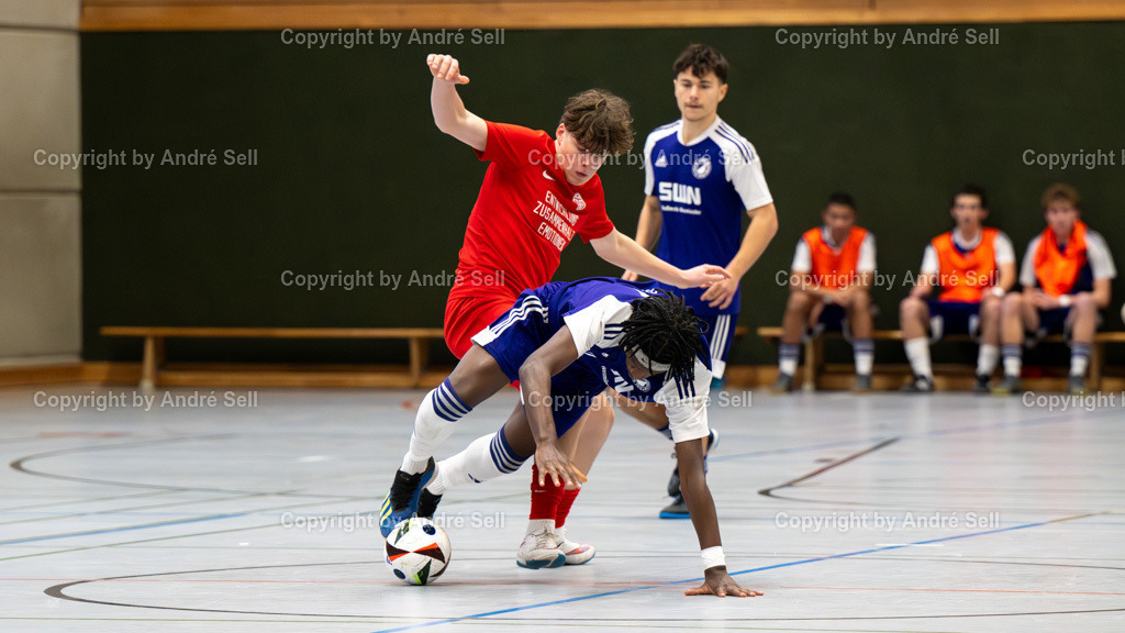 20250118_6721 | 21. A-Jugend-Turnier des VfR Neumünster um den KulturLokschuppen-Pokal 2025, Grp. B - Eimsbütteler TV (rot) vs. VfR Neumünster lila (lila), Maalik Ebel (Eimsbüttel #30) / Nathanael Mianthezila (VfR lila #24) - Realisiert mit Pictrs.com