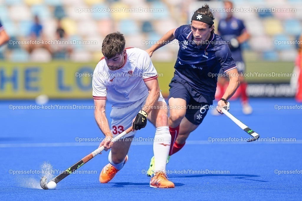 xydrx12082501021 | 12.08.2025, xydrx, Herren EuroHockey Championship 2025, Gruppenphase, Gruppe B, Frankreich - England, Sparkassenpark Mönchengladbach: Samuel Hooper (Englische Feldhockey Nationalmannschaft #33) im Zweikampf gegen Corentin Sellier (Franzoesische Feldhockey Nationalmannschaft #6)