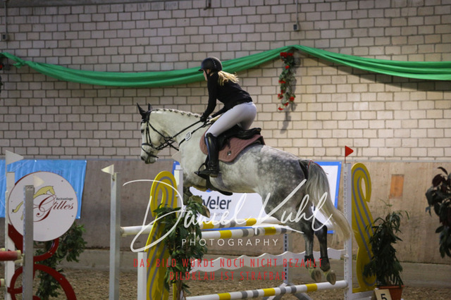 IMG_0813 | Deine Turnierfotos vom Reitturnier online kaufen: Dressur, Springen & Siegerehrung. Professionelle Pferdefotografie aus dem Rheinland – als Download & Print.Alternative: Turnierfotograf für den Pferdesport: Finde deine Fotos von Dressur- und Springturnier